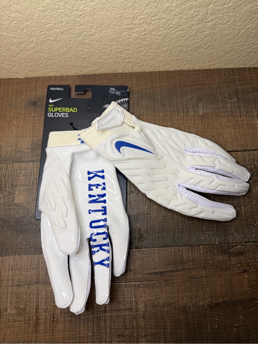 Nike “Kentucky Wildcats” Superbad 6.0 Gloves Team Issued.
- Size 2XL Men.